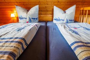two beds sitting next to each other in a room at Reethaus im Ostseebad Trassenheide in Trassenheide