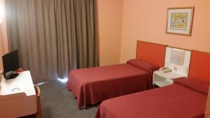 Habitación de hotel con 2 camas y TV en Mont-Park, en Benidorm