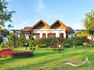a house with a garden in front of it at บ้านไร่คุณนาย in Ban Sap Bon