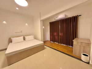 a bedroom with a bed and a large radiator at The Dimora Residence in Kurunegala