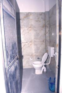 a bathroom with a white toilet in a room at Privyrooms Taramandal in Gorakhpur