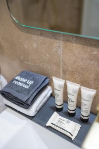 a group of three cups and towels on a table at Hotel Avonleigh in Katoomba +31 photos