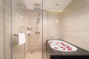 a bathroom with a bath tub with red flowers on it at Liuhua Hotel in Guangzhou