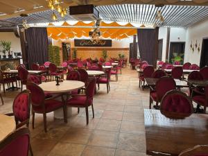 a dining room filled with tables and chairs at Gülce Köşk Otel & Restaurant in Amasya
