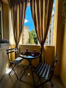 a table and two chairs in front of a window at B&B GarbaCity-Inn in Rome