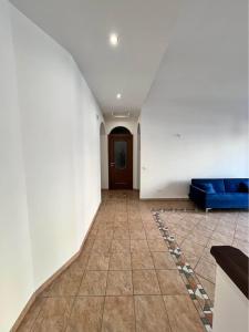 a hallway with a blue couch in a room at Corso Messina in Crotone +1 photo
