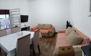 a living room with a couch and a table at Recanto do sol in Brotas