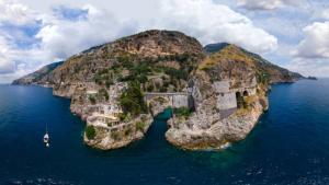 an island in the middle of the water at Gelsomino home in Furore