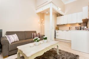 uma sala de estar com um sofá e uma mesa em Lossiplatsi Apartment em Haapsalu