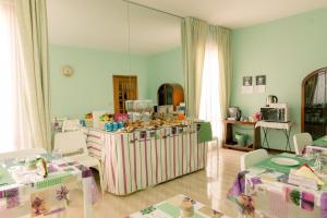 a room with a table and chairs and a mirror at Pollutrendy in Pollutri