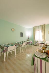 a dining room with tables and chairs and a window at Pollutrendy in Pollutri