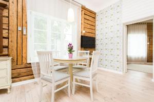 uma sala de jantar com mesa e cadeiras em Lossiplatsi Apartment em Haapsalu