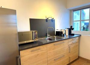 a kitchen with a sink and a microwave at Gästewohnung Pohlheim Grüningen in Pohlheim