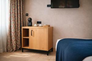 ein kleiner Schrank neben einem Bett in einem Zimmer in der Unterkunft Tradere Hotel Boutique in Moncada