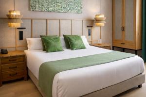 ein Schlafzimmer mit einem großen weißen Bett und grünen Kissen in der Unterkunft Tradere Hotel Boutique in Moncada + 66 Fotos