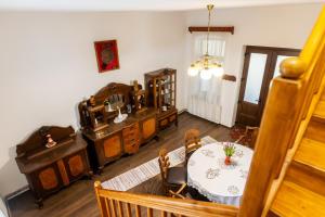 a living room with a table and chairs and a dining room at Írisz Vendégház in Lăzarea