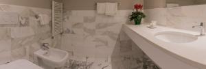 A bathroom at Hotel Vittoria