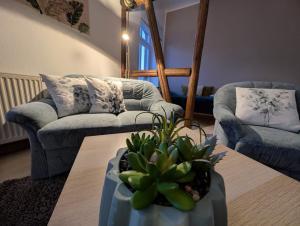 a living room with a couch and a table at Ferienwohnung Barbarossa - Benno in Rottleben
