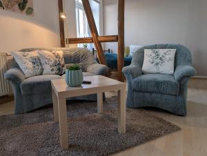 a living room with two chairs and a coffee table at Ferienwohnung Barbarossa - Benno in Rottleben