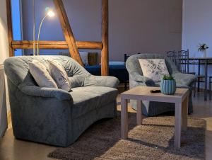 a living room with two chairs and a table at Ferienwohnung Barbarossa - Benno in Rottleben