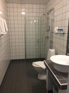 Koupelna v ubytování Hotell Läckö