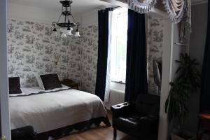 Postel nebo postele na pokoji v ubytování Hotell Läckö