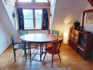 a table and chairs in a room with a window at Gemütliche Ferienwohnung in Ranstadt in Ranstadt