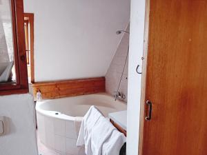 a bathroom with a bath tub and a sink at Gemütliche Ferienwohnung in Ranstadt in Ranstadt