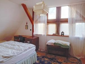a bedroom with a bed and a window at Gemütliche Ferienwohnung in Ranstadt in Ranstadt