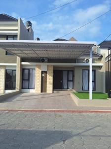 a house with a driveway in front of it at Ndalem Livtuhayu in Godean