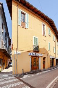 a building on the side of a street at Like Home XX Settembre in Sesto Calende