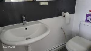 a bathroom with a white sink and a toilet at Chambre Studio Bas Prix in Port Louis