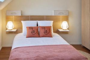 a bedroom with a bed with two pillows on it at Maison 3 chambres 6 pers Enjoy en Champagne Jardin et Parking in Dormans