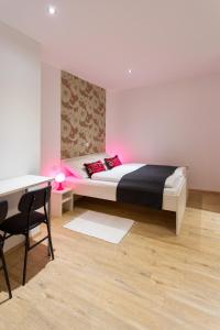 Een bed of bedden in een kamer bij Apartments SHISHKA