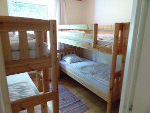 2 stapelbedden in een kamer met een raam bij Vakantiehuis Reuzengebergte in Horní Lánov