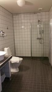 Koupelna v ubytování Hotell Läckö