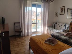 a living room with a couch and a window at Appartamento con posto auto privato comodo a centro e spiagge in Lavagna