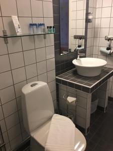 Koupelna v ubytování Hotell Läckö