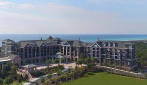 デスティンにあるHenderson Beach Resortの海を背景にしたリゾートの空中ビュー