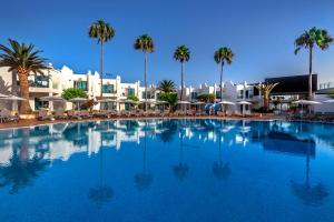 Der Swimmingpool an oder in der Nähe von Barceló Corralejo Sands