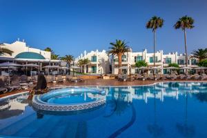 Der Swimmingpool an oder in der Nähe von Barceló Corralejo Sands