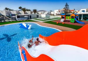 Der Swimmingpool an oder in der Nähe von Barceló Corralejo Sands