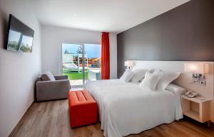 Ein Bett oder Betten in einem Zimmer der Unterkunft Barceló Corralejo Sands