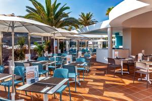 Ein Restaurant oder anderes Speiselokal in der Unterkunft Barceló Corralejo Sands 