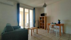 a living room with a couch and a table at Monolocale DIRETTAMENTE SUL MARE cod 509 in Porto Recanati