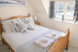 a bedroom with a bed with towels on it at 10 Pudding Bag Lane in Exton