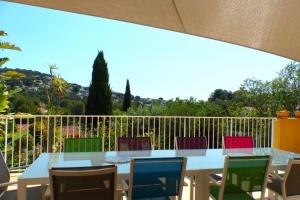 a table and chairs on a balcony with a view at Spacious and bright house with swimming pool in Bandol
