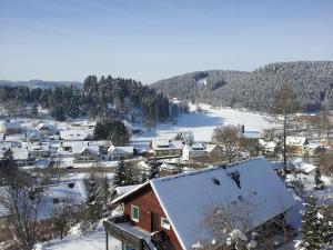 レンツキルヒにあるFerienwohnung Panoramablickの雪に覆われた小さな町