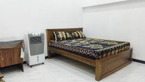 a bedroom with a bed and an air conditioner at Ruk Mountain Hotel in Kengalla