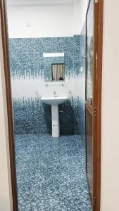 a bathroom with a sink and a mirror at Ruk Mountain Hotel in Kengalla